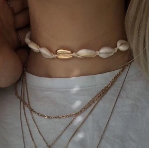 Snäckhalsband med gulddetalj!! - Sååå fint snäckhalsband som tyvärr aldrig kommit till användning! Justerbart som ni ser på sista bilden. Nypris: ca 150kr💖