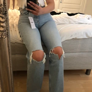 Populära jeans från Gina  - Säljer dessa populära jeans från Gina som är helt slutsålda, storlek 36. Endast testade på dessa bilder annars helt nya. Vid högt intresse blir det budgivning. Budet måste höjas med 20kr. BUD JUST NU: 750 