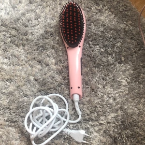 Borste för att platta håret - Aldrig använt då jag köpte en platttång istället. Bra skick. Frakt betalar man själv eller så kan man mötas upp någonstans i stockholm.