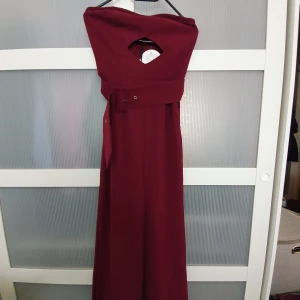 NA-KD jumpsuit strl 34 - Oanvänd lila byxdress. Bälte i midjan. Långa vida ben. FRAKT INGÅR EJ