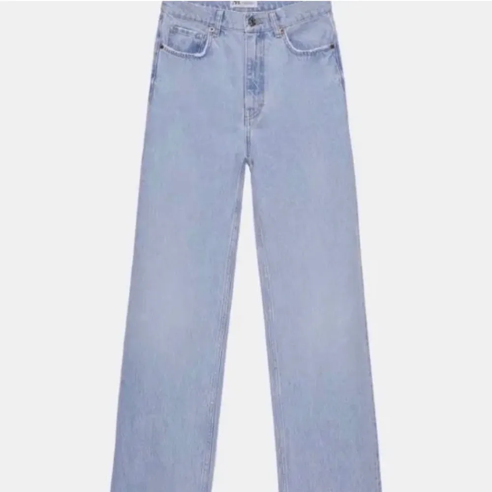 Säljer nu dessa zara jeans i storlek 34 då jag beställde dem i fel storlek. Slutsålda på hemsidan. De är helt oanvända med prislappen kvar. (Säljer bara om jag får ett bra bud) . Jeans & Byxor.