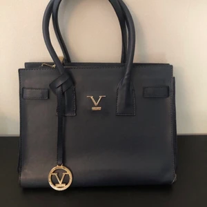 Versace väska - Använt skick men väldigt fin, säljer då jag inte använder mörkblå så mycket 