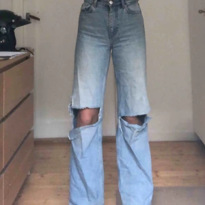  - Jeans ifrån monki i strl 25, passar en xs? Jag är 170 cm lång o jeansen går ner till fötterna för mig👍🏼De  kostade nypris 400 kr och Har gjort hålen vid knäna själv. Kan mötas upp i sthlm annars står köparen för frakt! 