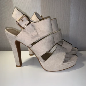 Klackar från din sko - Fantastiska klackar i str 39. Aldrig använt! Org pris 399🌸