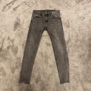 Mörkgråa Weekday jeans i storlek 29/32.