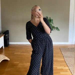 Prickig byxdress från zara - Byxdressen är i storlek M och jag (på bilden) är också M. Den passar mig jättebra förutom att den är lite för kort vid benen för min smak.