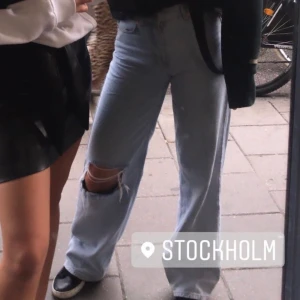 Junkyard wide jeans m. hål - Wide leg jeans i färgen miami blue från junkyard i storlek 24 med egengjort hål. Köptes förra sommaren och säljer då jag har tröttnat på de. Frakt ingår i priset.