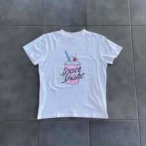 GANNI TEE - GANNI -Strl. XS -Slutsåld
