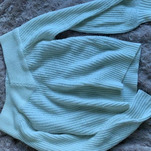 Stickad tröja från Gina tricot - Fint skick. Lite nopprig men kan ta bort det med maskin. Jättefin off shoulder. Sitter perfekt!