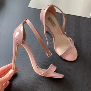 37 rosa/beiga klackar  - Använda ett fåtal gånger! Passar mig som har 37. Men de står 36 i dem.