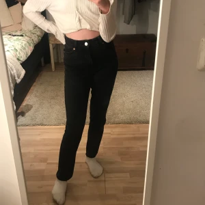 Svarta mom jeans från monki strl 24/xs - Säljer mina svarta mom jeans från monki. De är i mycket bra skick har använt några få gånger bara så de är som nya. Säljer för 150 kr ock kostade 400 kr från början. Köparen står för frakten och betalningen sker via swish. Frakten är 63kr