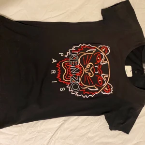 FAKE kenzo T-shirt Stl S - 50kr eller bud + frakt! Aldrig använd 