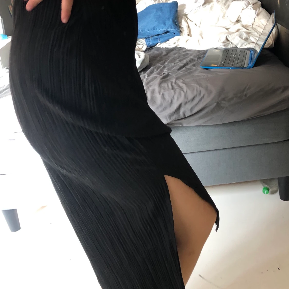 Svart lite längre kjol - 90