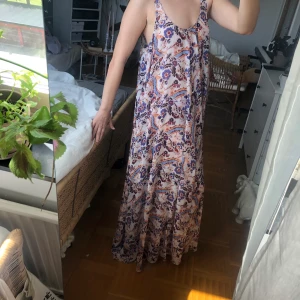 Blommig långklänning  - Vacker, tunn långklänning som jag inte använder längre. Köpt på H&M för ett tag sedan. Klippt bort lappen men det är en XS och sitter perfekt på mig som är storlek S och 165cm lång. 