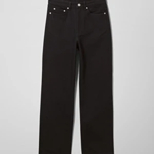 Weeday jeans - Svarta Rowe jeans från Weekday i storlek 26/32. Använda 1-2 gånger så de är så gott som nya. Säljer då de är aningen för stora för mig. 