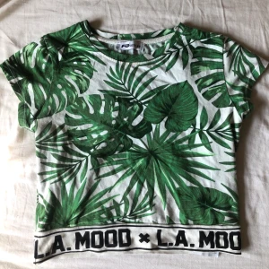 Croppad T-shirt - Croppad Tshirt ifrån FB Sister. Aldrig använd av mig då jag fått den men den är i väldigt, väldigt bra skick. Säljer pga jag inte använder.  50kr+frakt🥰