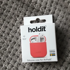 AirPods skal - Säljer detta röda AirPods skal från HoldIt eftersom de inte kommer till användning. Helt oöppnade!                               Orginalpriset är 150kr                                                     Säljer för 75kr + frakt!💫🦋