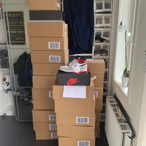 Jordan 1 High Smoke Grey - Alla sizes mellan 40-44 finns. Nyaste Jordan 1 High Smoke Grey, släpptes för ungefär en vecka sedan. Vill ha 2800kr/st men det är förhandlingsbart. Storlekarna på jordan 1 vrukar vara mindre än annars så jag skulle rekommendera att gå upp ungefär en storl