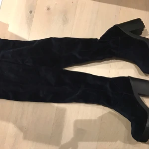  - H&M boots. Over the Lee. Navy blue . New