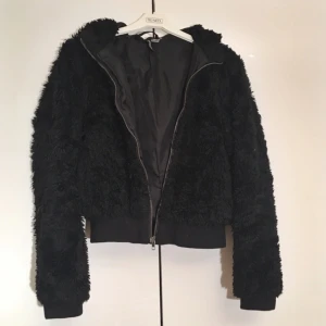  - Liten, midjekort lurvtröja med huva! Very cute
Möter i Kärrtorp eller fraktas!