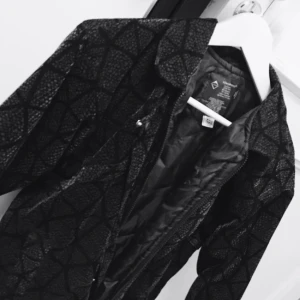  - Vintage-bomberjacka med velvet (sammet) liknande tyg. Varm och cool! ✨