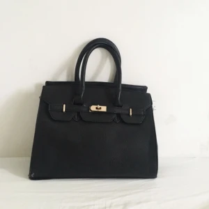  - Svart väska i skinn imitation, lite sliten i ena hörnet men inget man tänker på!   