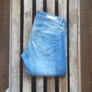  - Snygga ljusa jeans, knappt använda!