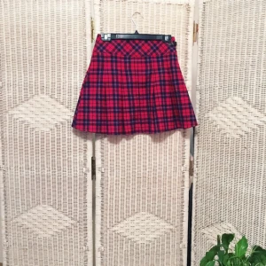  - Britneys' "oups I did it again" kjol coming ur way ✨ nej men nästaaaaan hihi. Slutar precis under rumpan och är tajt vid midjan. Sött litet knäppe på sidan av den (se bild 3). Perfekt till sommaren 🔥  FRI FRAKT 💌   ❗FÖREDRAR SWISH ❗