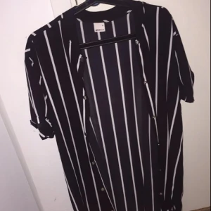  - Tunn kofta från Gina tricot, använd fåtal gånger! 90kr frakt ingår i priset, betalning via swish!