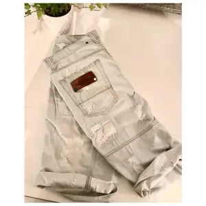 Ljusblå nästan vita jeansshorts av märket Adrian Hammond med snygga slitna detaljer. Väldigt bra skick! Jag använder Swish men vill du betala genom Plick SafePay så säg till 👖