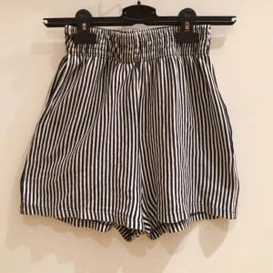  - Högmidjade shorts i bomull! Ficka på ena sidan. Skulle gissa att det är XS, står 2 på lappen men vet inte säkert om det syftar på storlek. Passar säker S oxå