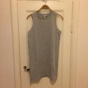  - Klänning/tunika i bomull från Monki. Passar allt från S-L beroende på hur en vill att den ska sitta. Gott skick! 