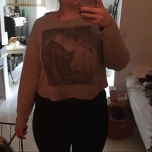 - Tröja från weekday med tryck på🌻  🗯 köparen står för frakten eller mötes upp i Stockholm 