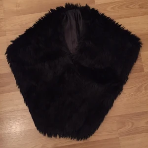  - Svart fuskpälskrage. Aldrig använd och nyskick!