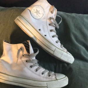  - Vita fräscha converse med unik design. De är så gott som helt oanvända och har behållit sin cleana vita färg! Perfekt inför sommaren!