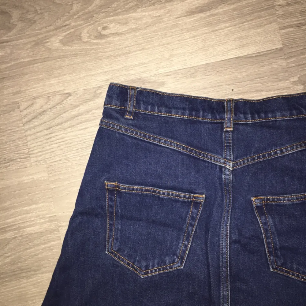 Jättefin jeanskjol från Monki. Sparsamt använd, i nyskick. Frakt tillkommer.. Skjortor.