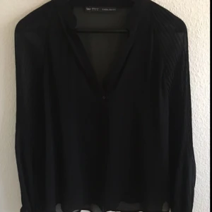  - Blus från Zara i transparent material. 
