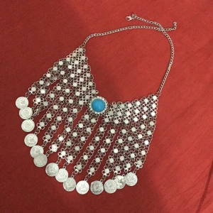  - Jätte fin modern halsband. Sitter supersnyggt på svart klänning. 