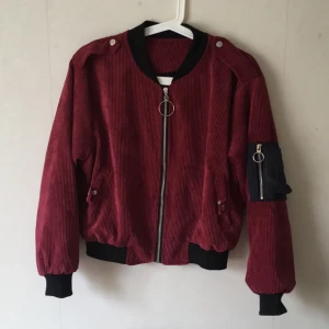  - Oanvänd bomberjacka i vinröd. Köpte den online i onesize men är tyvärr för liten för mig.