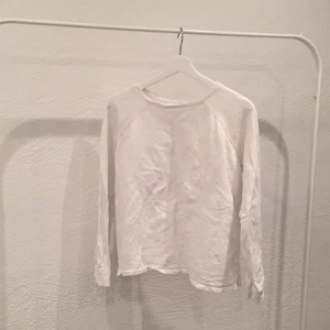  - Sweatshirt från Mango! Använd en gång! 
Hör av dig vid frågor ☺️