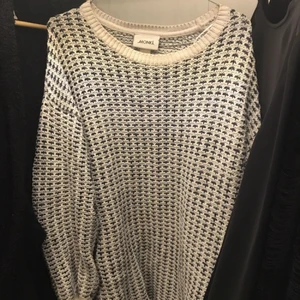  - Stickad tröja från Monki i storleken S.  Stor i storleken/oversize.  Kan skickas/hämtas eller lämnas beroende på var du bor! :)