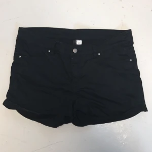  - ⭐️ Shorts Strl 42 Tar swish, kan även mötas upp i stan. Köparen står för frakten.