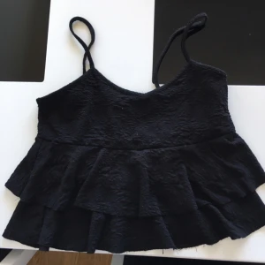  - Fint svart Linné med volanger, fint skick. 🌸 Köpare står för frakt 