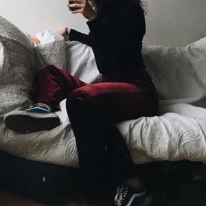  - Vinröda sammet byxor från american apparel 