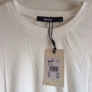  - T-Shirt vit från bikbok. Aldrig använd.  Billig frakt tillkommer. 