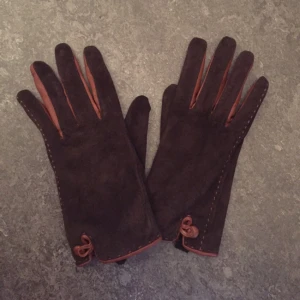  - Handskar. Mörkbrun färg. Knappt använd.