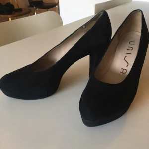  - Fina och jättebekväma pumps från Unisa. Är i fint fick och använda begränsat antal gånger. Inköpspris: 1199. Köparen står för frakt eller möts i upp i Stockholm/Uppsala. 