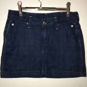  - Säljer en mycket fin jeanskjol från Wrangler i fint skick. kjolen är något ljusare än vad bilderna visar.Anledningen för att jag säljer den är för att storleken tyvärr är fel för mig. köparen står för frakt❤