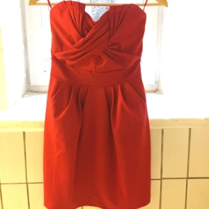  - Klänning i rött från H&M. Endast använd en gång.