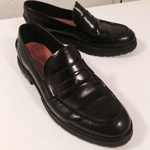  - Säljer ett par superfina Vagabond-skor, pennyloafers, i strl 45. Har använt dem 2 gånger men det är fel storlek för mig.   Nypris var 1300 kr. 